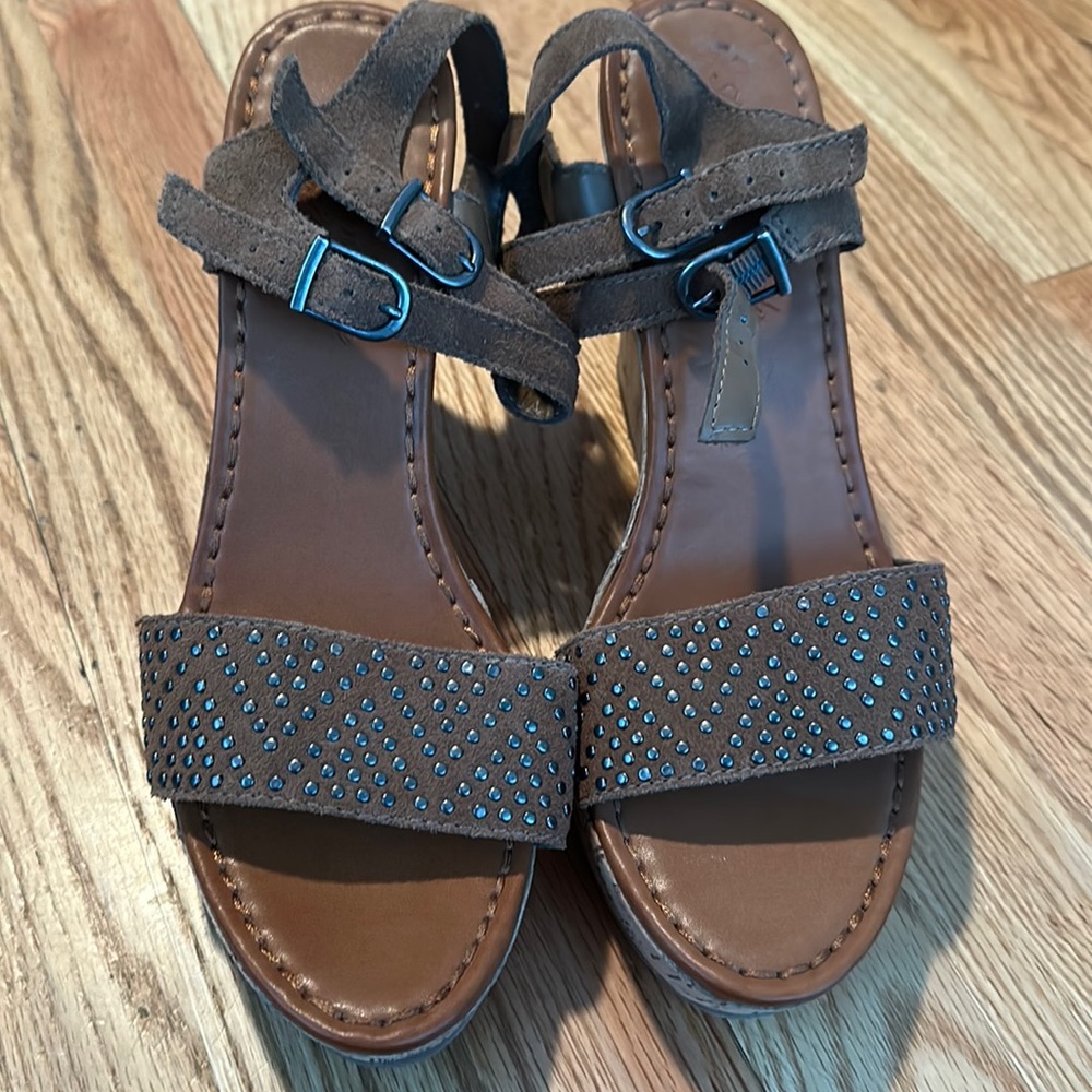 New American Eagle wedge sandals size 10. Suede leather, studded